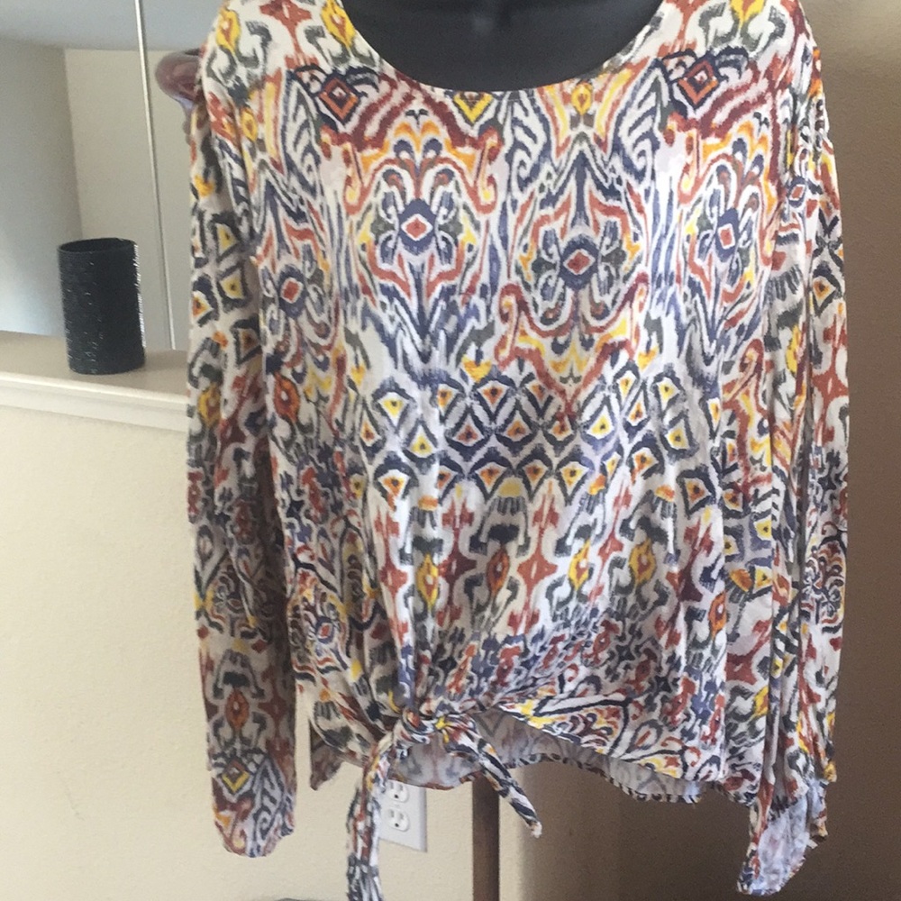 Casual Blouse w/slits in the sleeves ☀️